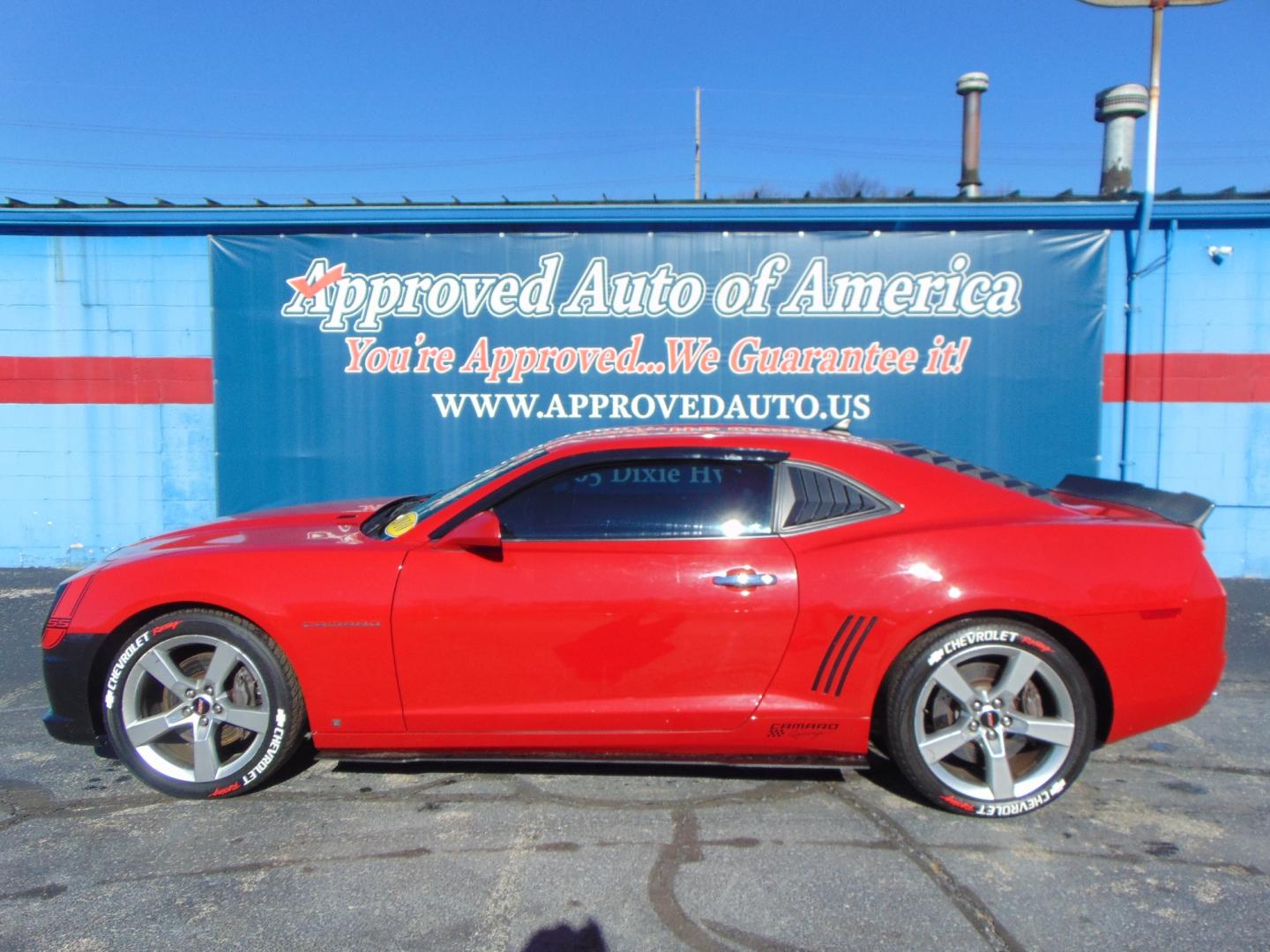 2010 Red Chevrolet Camaro (2G1FK1EJ1A9) with an V8 6.2 Liter engine, Automatic, 6-Spd w/Overdrive and TAPshift transmission, located at 2105 Dixie Hwy, Louisville, KY, 40210, (502) 772-3333, 38.220932, -85.795441 - Photo#0